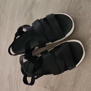 UGG platform strappy sandals size 6